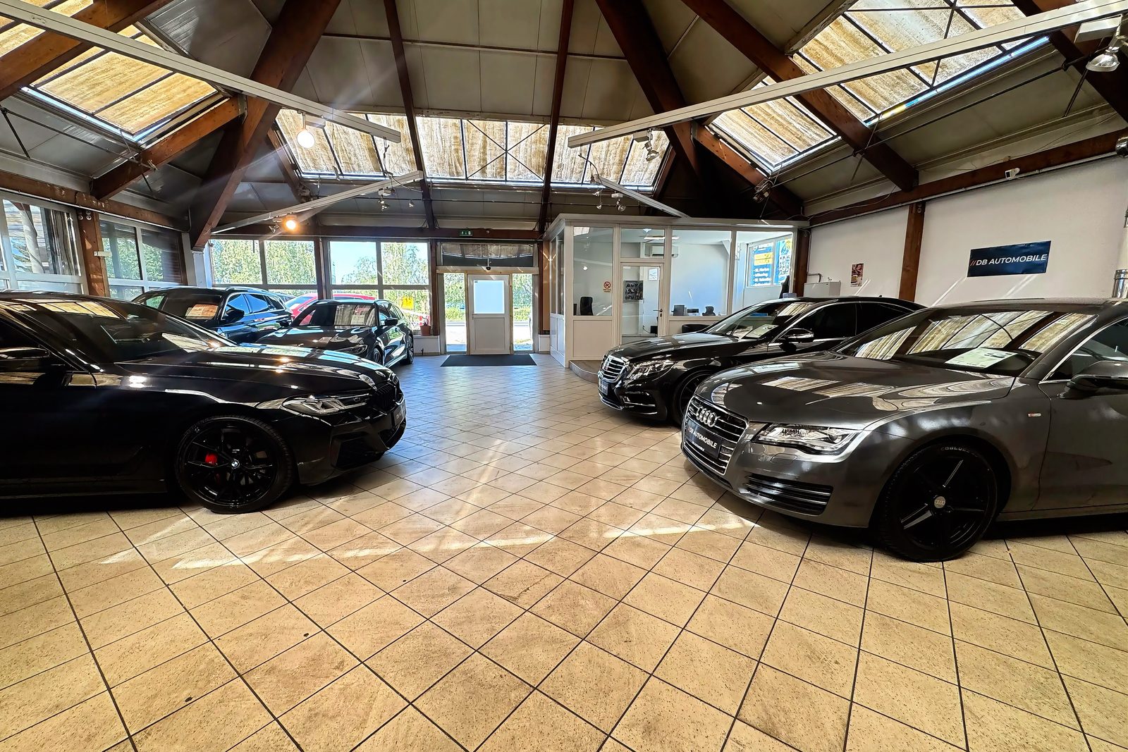 DB Automobile Showroom Fahrzeuge in Haid